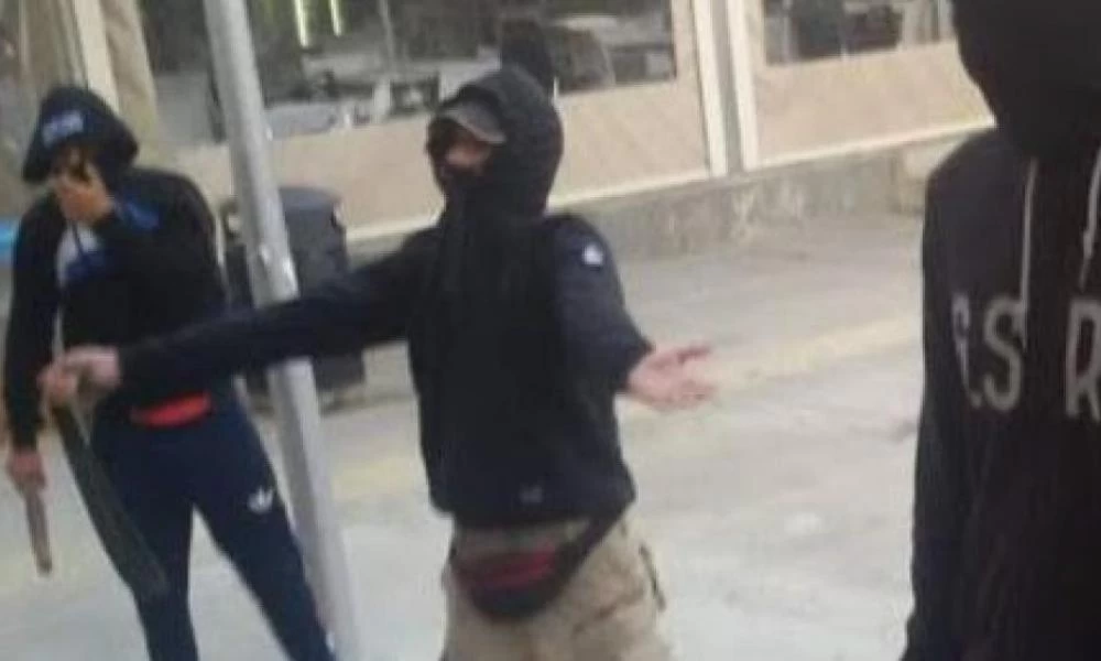 Κουκουλοφόροι εισέβαλαν σε κολυμβητήριο και άρχισαν να απειλούν τους αθλητές!